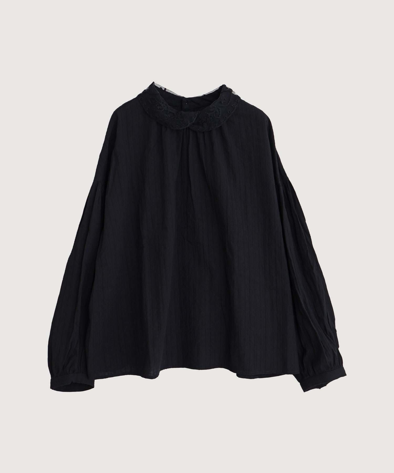 【予約販売】いちごのコード刺繍　重なる襟ブラウス(クロ-F)